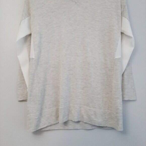 RW&CO V-neck Light Sweater Colorblock Grey & White Sz XS - Picture 4 of 12